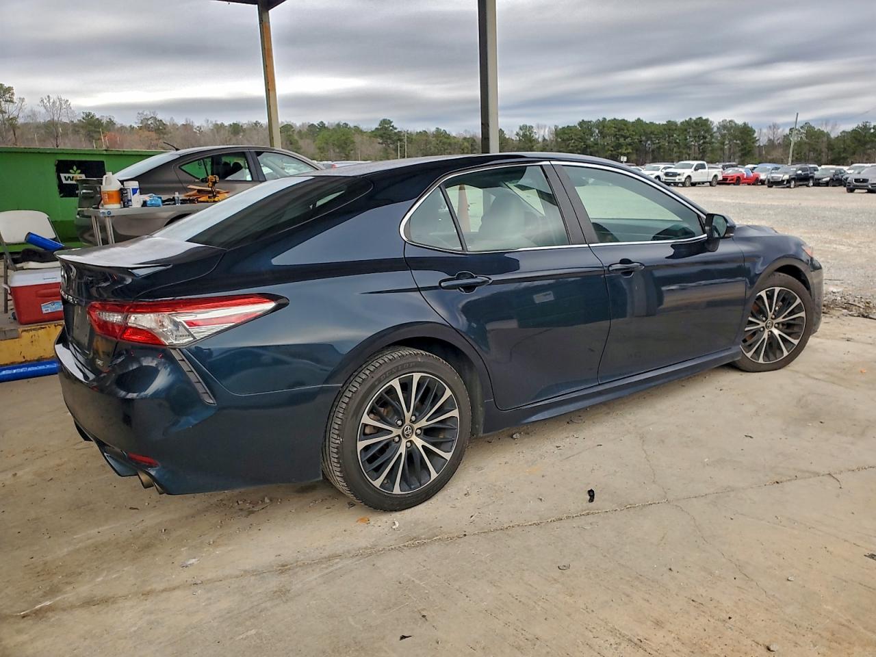 2018 TOYOTA CAMRY L photo 3