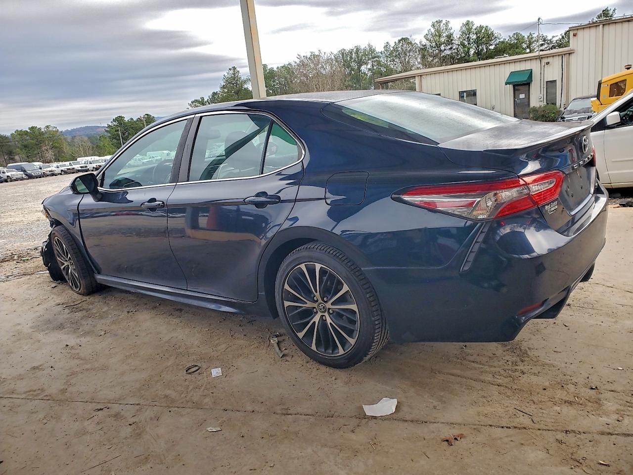 2018 TOYOTA CAMRY L photo 2