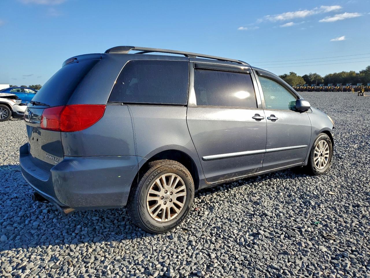2008 TOYOTA SIENNA XLE photo 3
