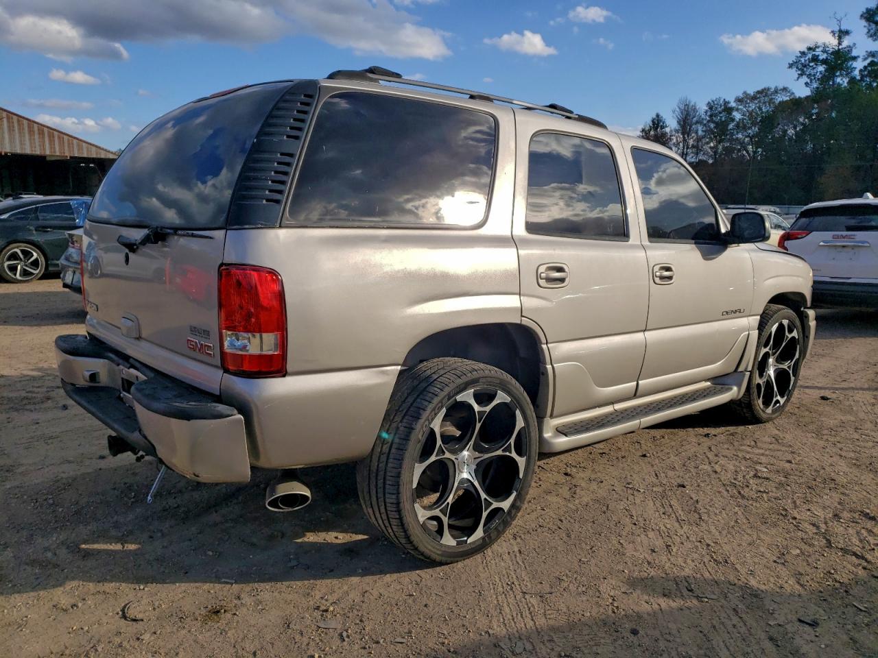 2004 GMC YUKON DENALI photo 7