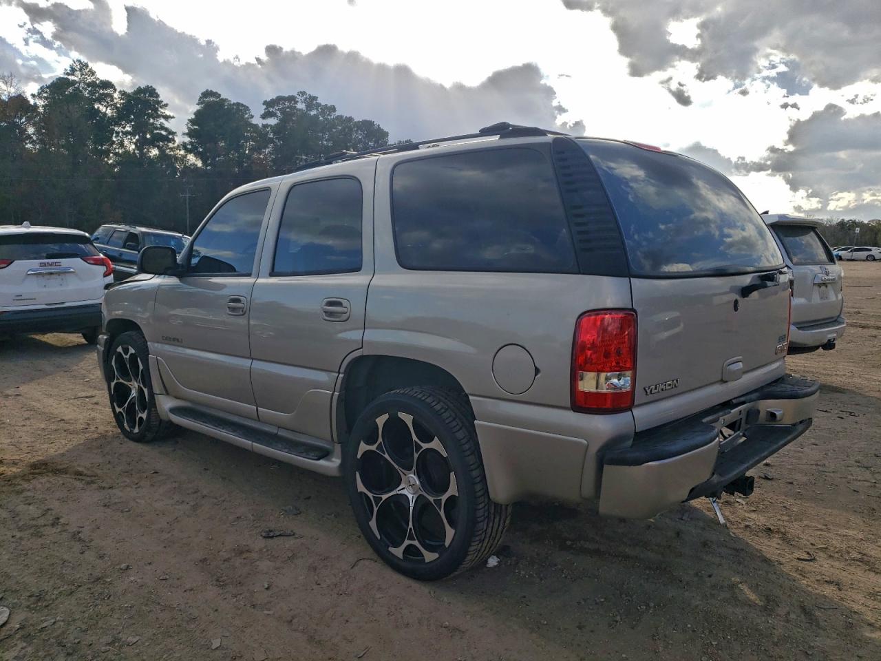 2004 GMC YUKON DENALI photo 4