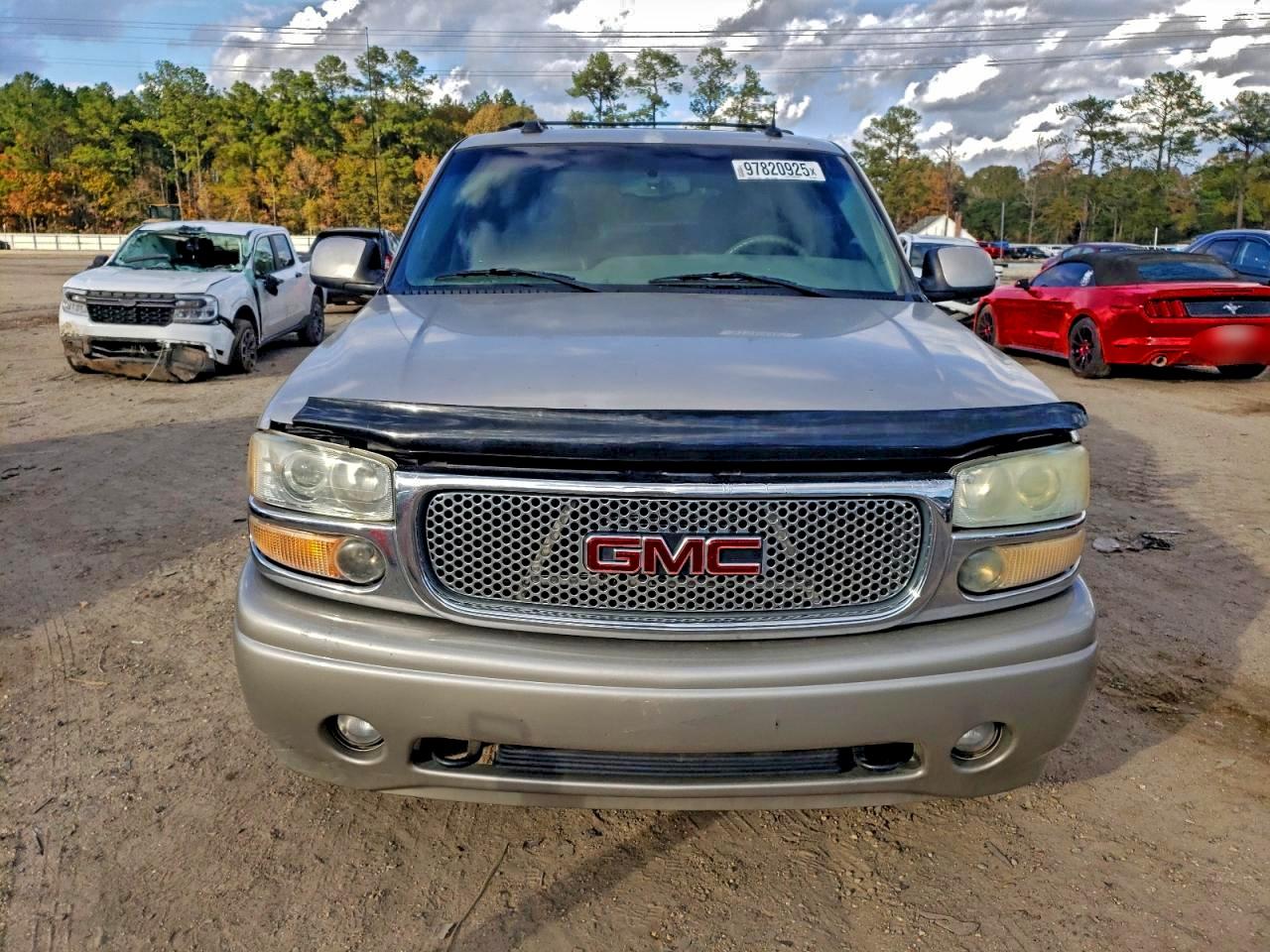 2004 GMC YUKON DENALI photo 13