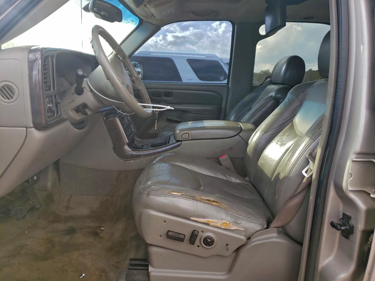 2004 GMC YUKON DENALI photo 21