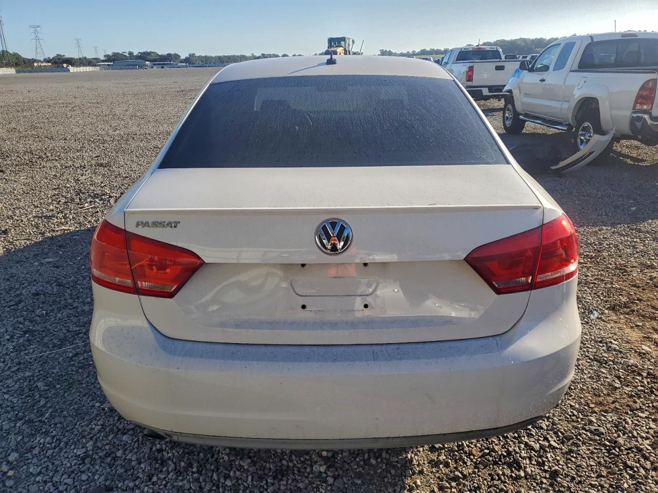 2012 VOLKSWAGEN PASSAT S photo 6