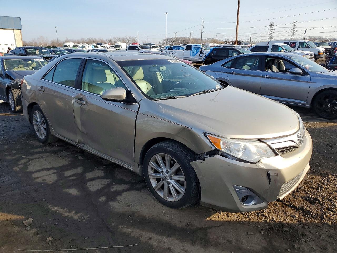 2014 TOYOTA CAMRY SE photo 4