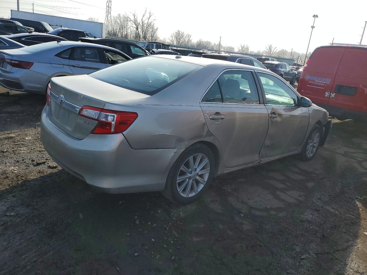 2014 TOYOTA CAMRY SE photo 3