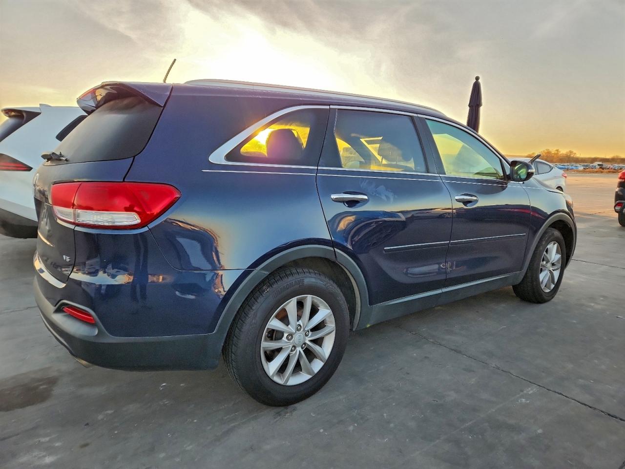 2017 KIA SORENTO photo 3