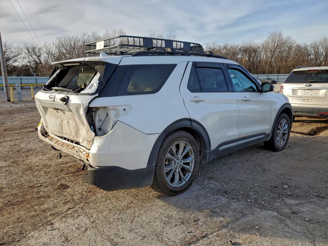 2023 FORD EXPLORER XLT photo 3