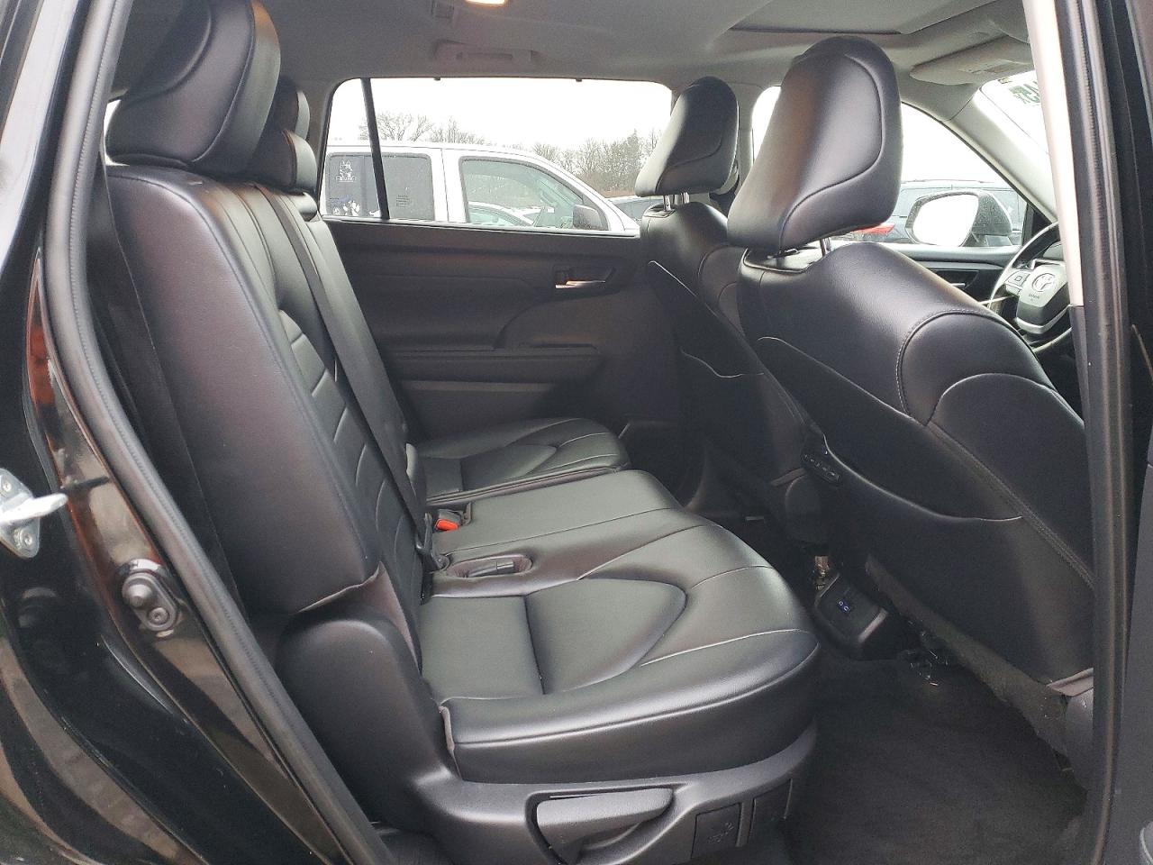 2022 TOYOTA HIGHLANDER XLE photo 11