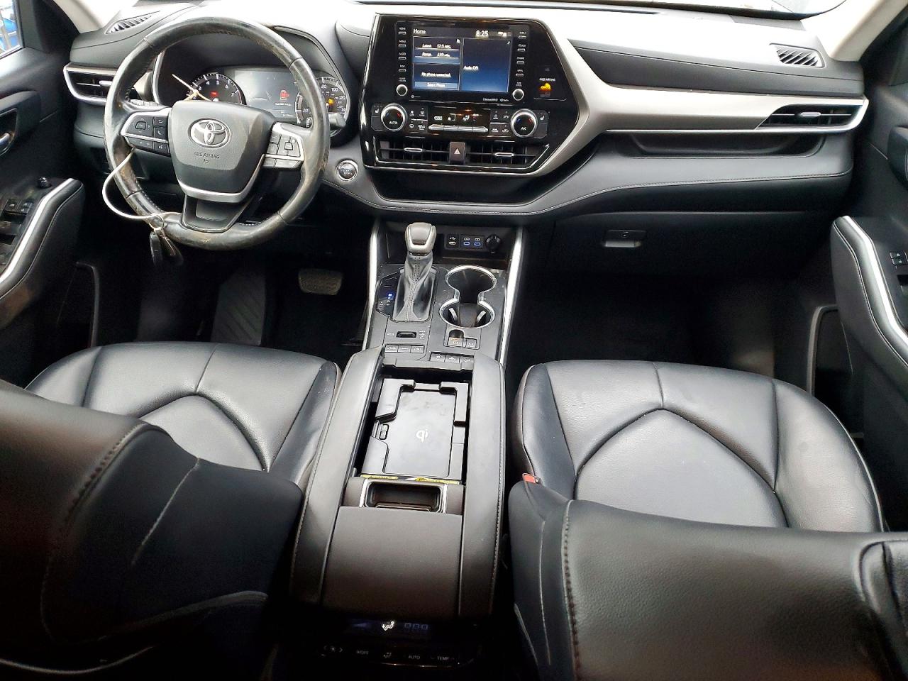 2022 TOYOTA HIGHLANDER XLE photo 8