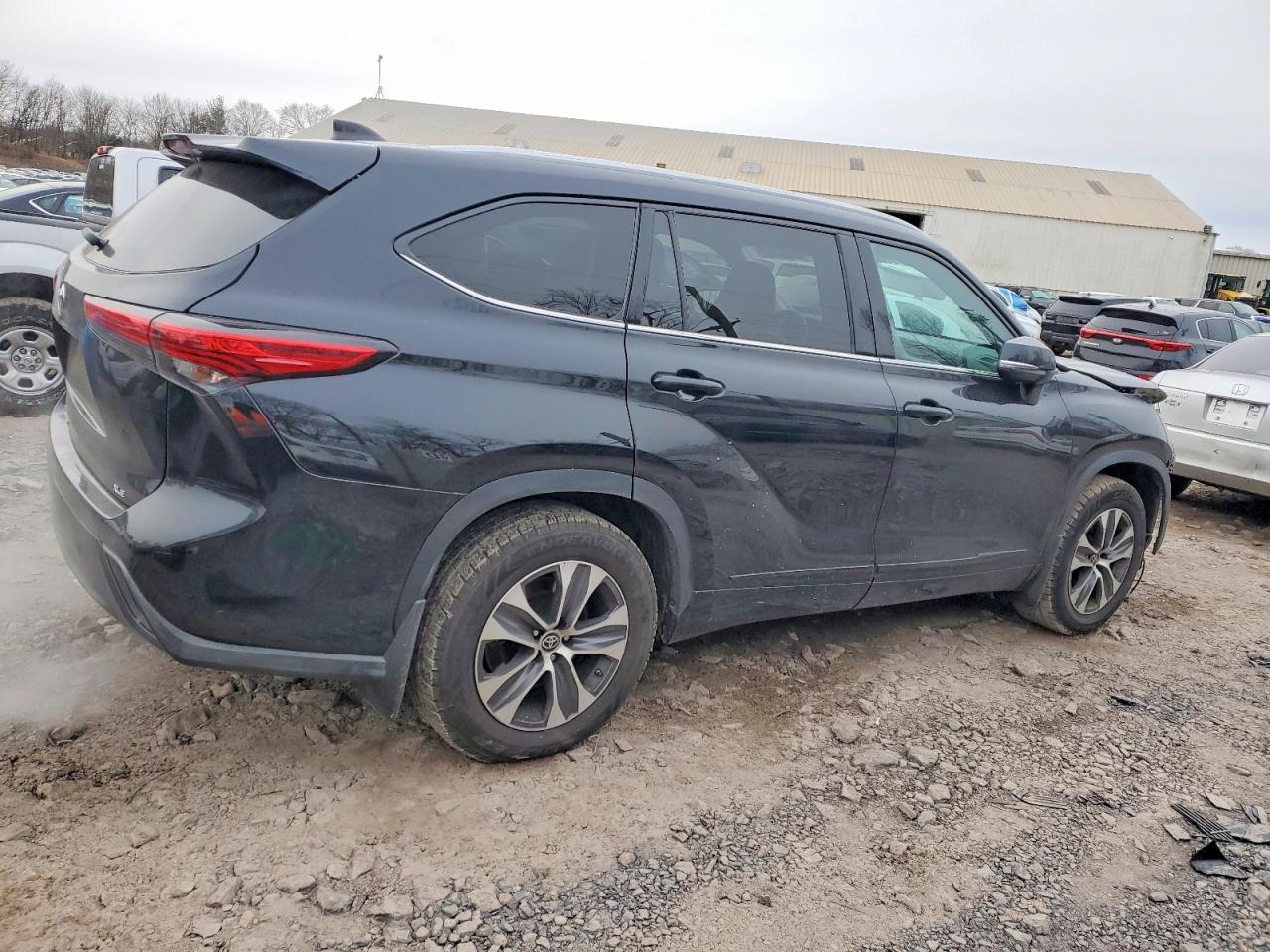 2022 TOYOTA HIGHLANDER XLE photo 3