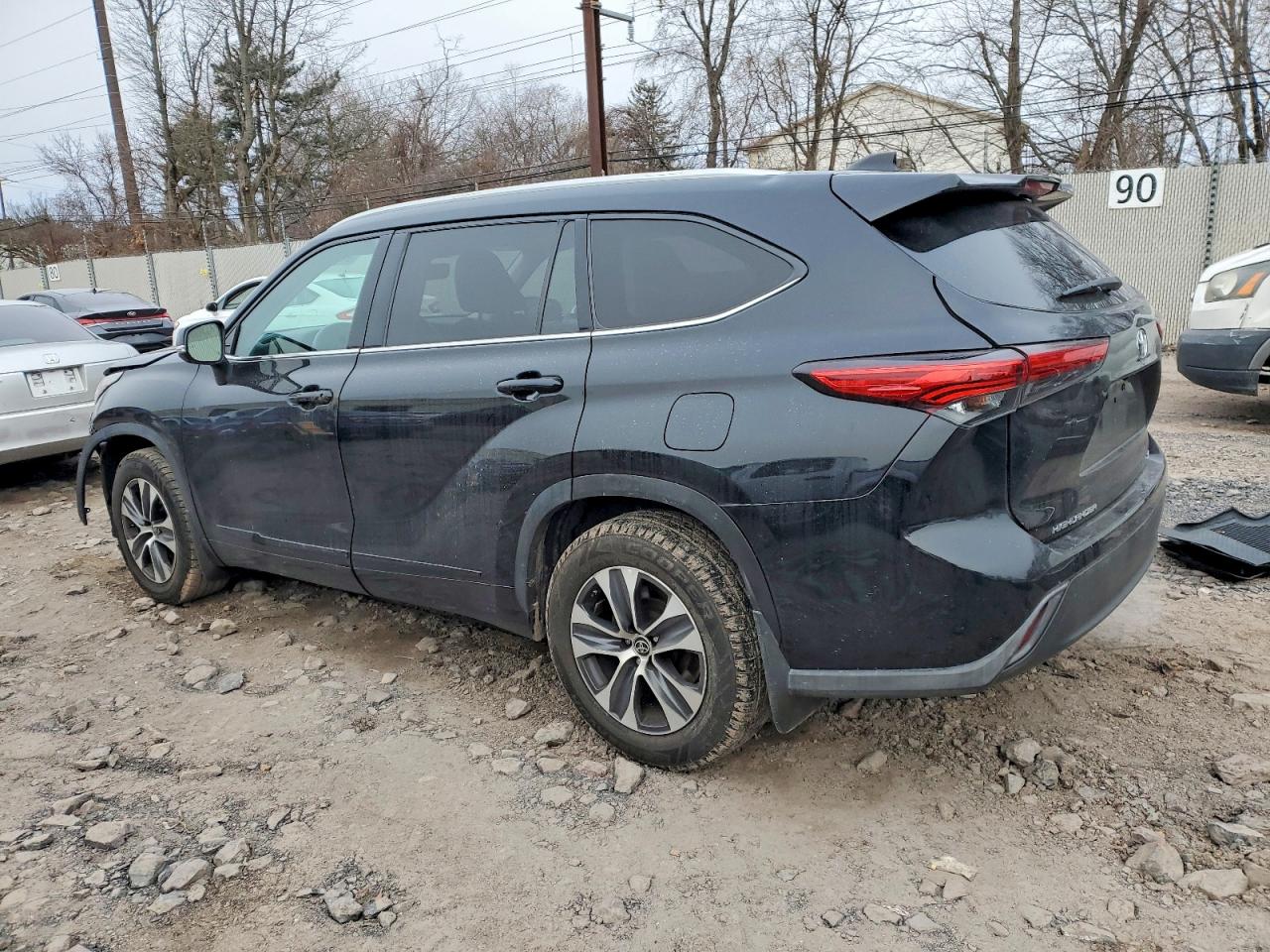 2022 TOYOTA HIGHLANDER XLE photo 2