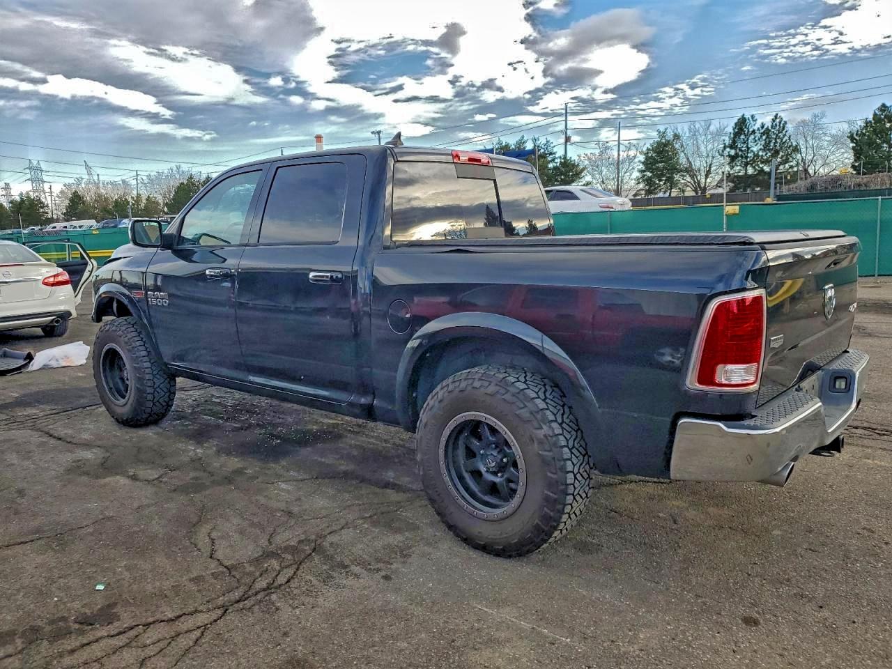 2016 RAM 1500 LARAMIE photo 2