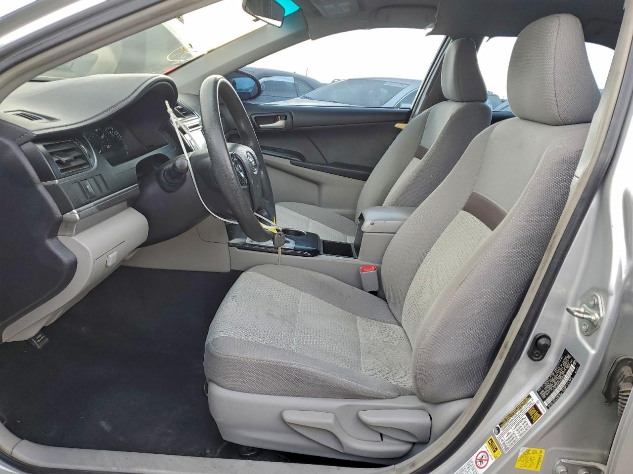 2014 TOYOTA CAMRY L photo 19