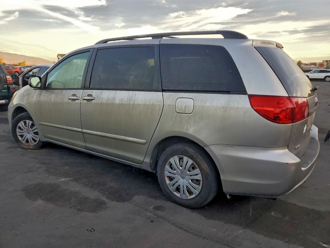 2009 TOYOTA SIENNA CE photo 2