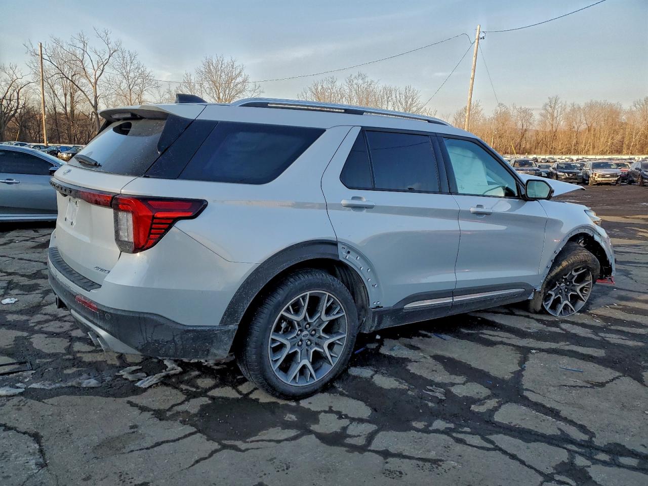 2025 FORD EXPLORER PLATINUM photo 3
