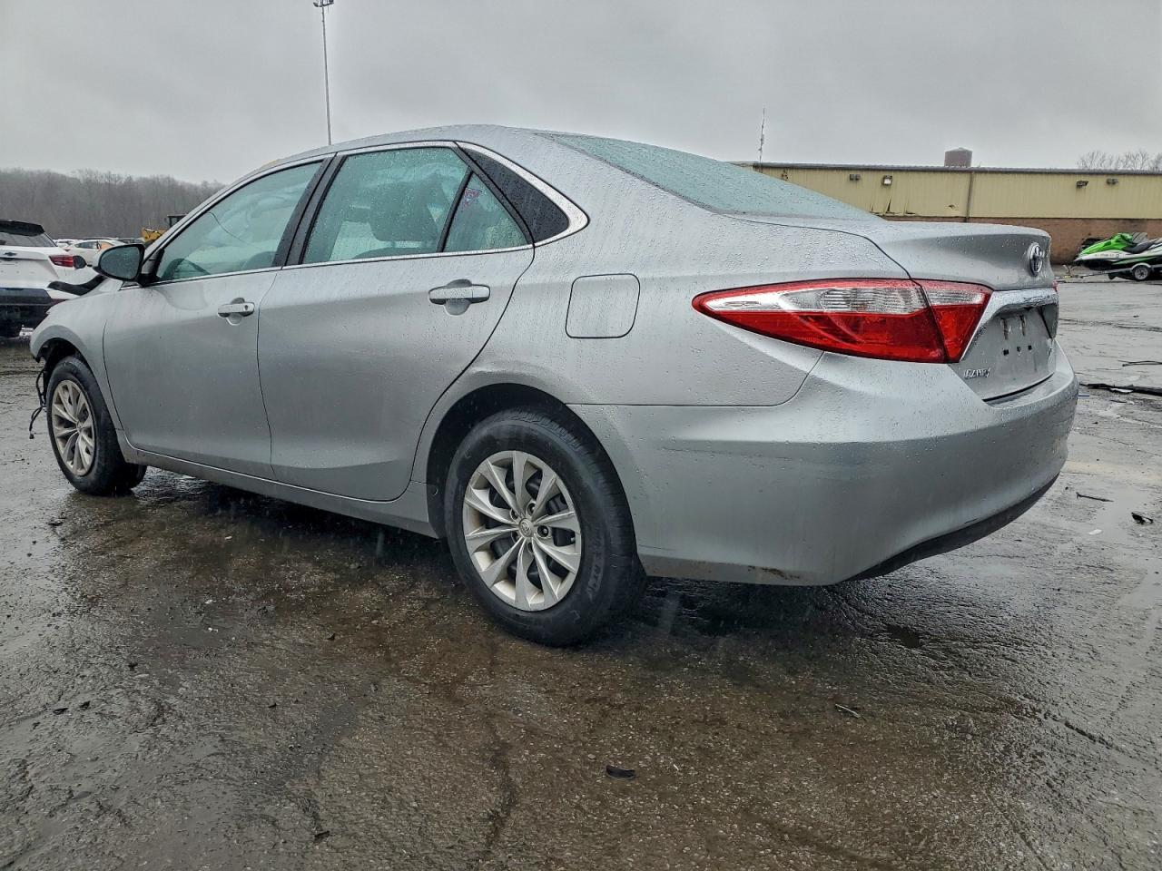 2016 TOYOTA CAMRY LE photo 2