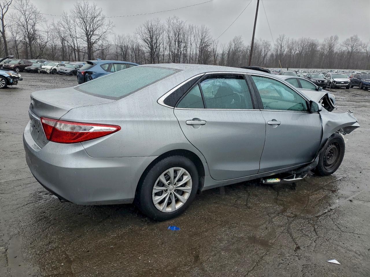 2016 TOYOTA CAMRY LE photo 3