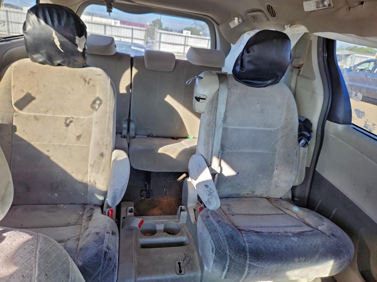 2017 TOYOTA SIENNA LE photo 10