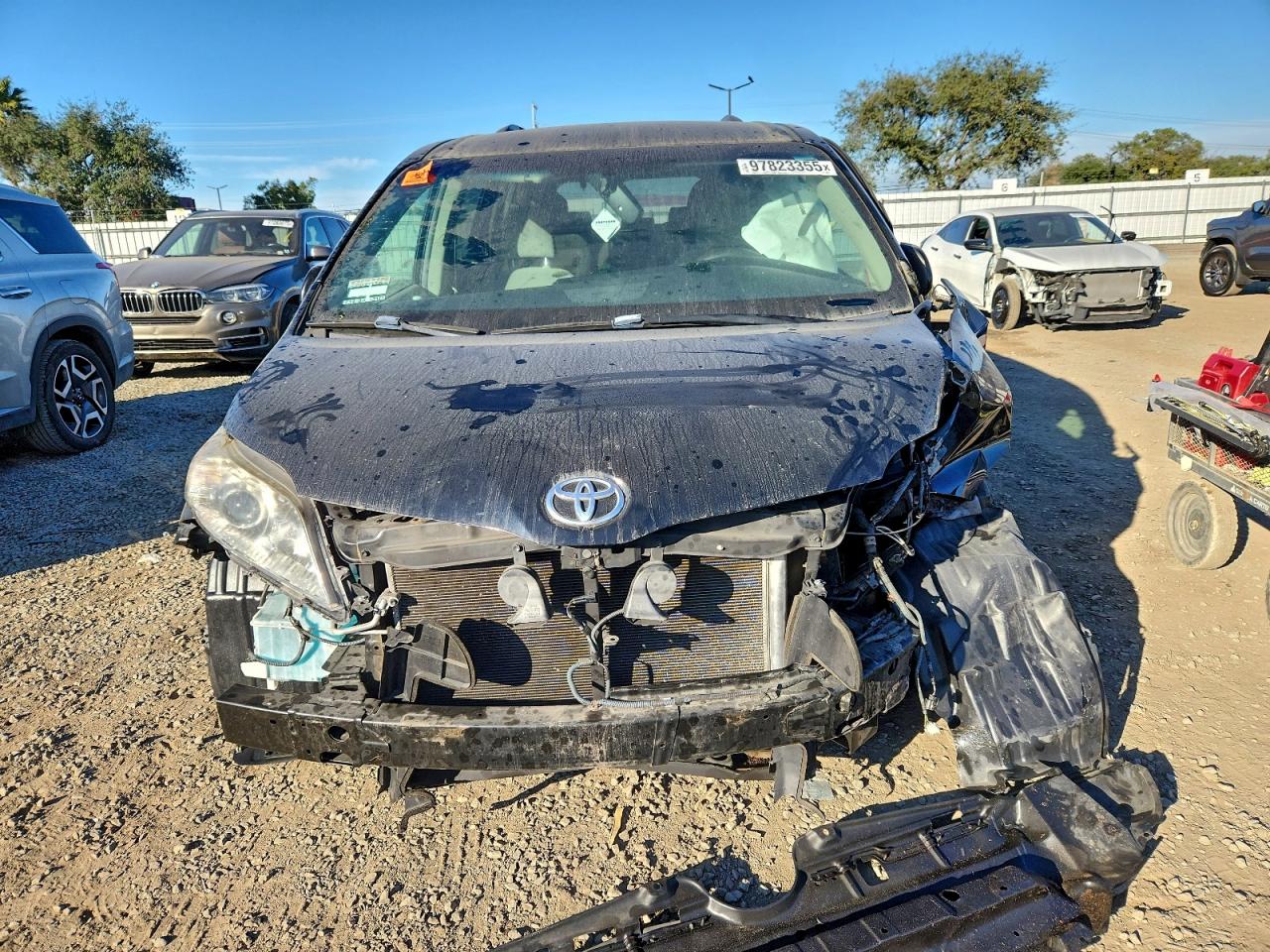 2017 TOYOTA SIENNA LE photo 5
