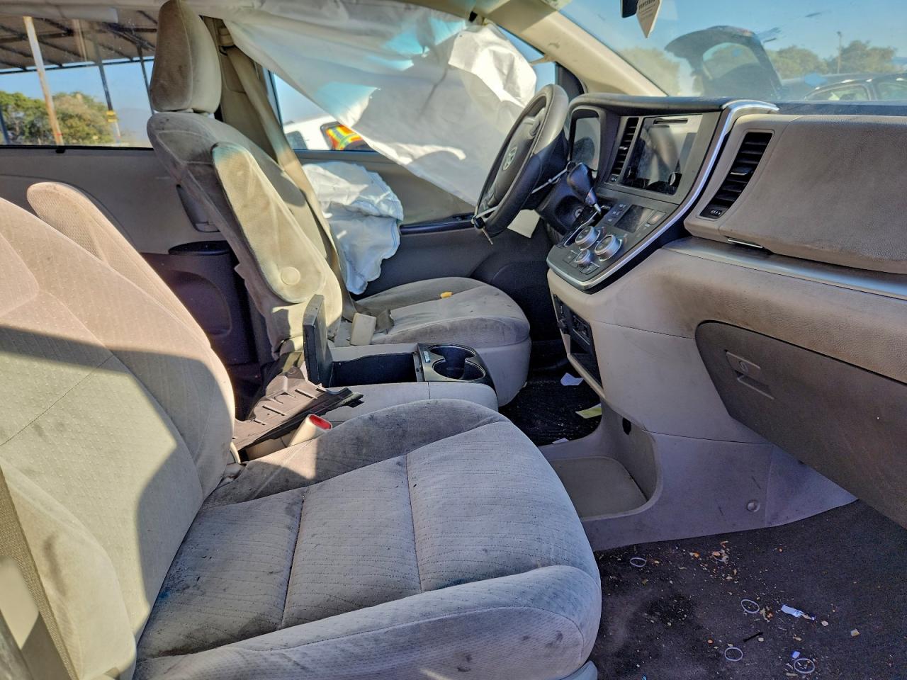 2017 TOYOTA SIENNA LE photo 7