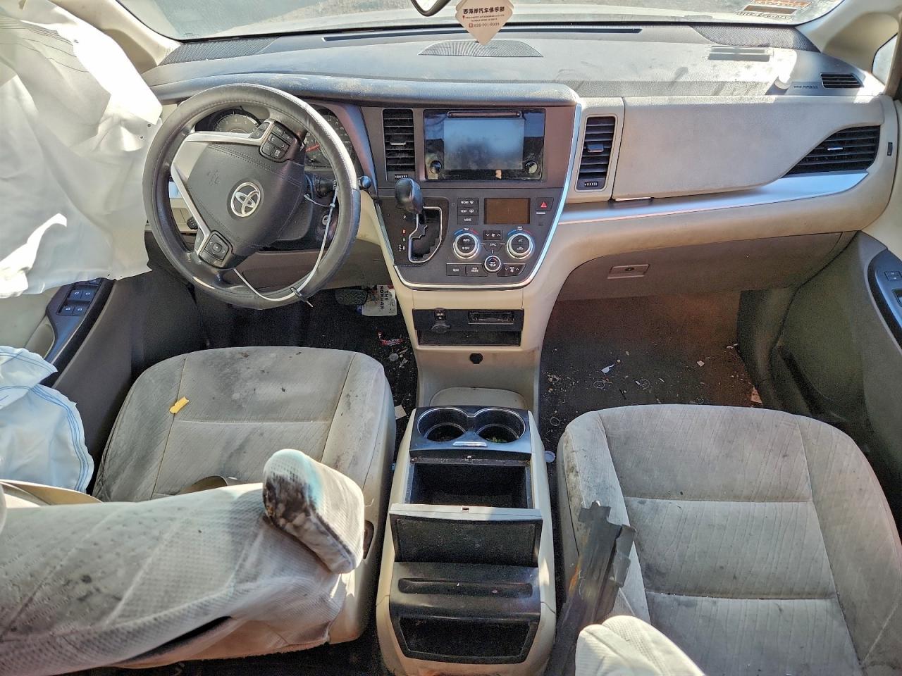 2017 TOYOTA SIENNA LE photo 8