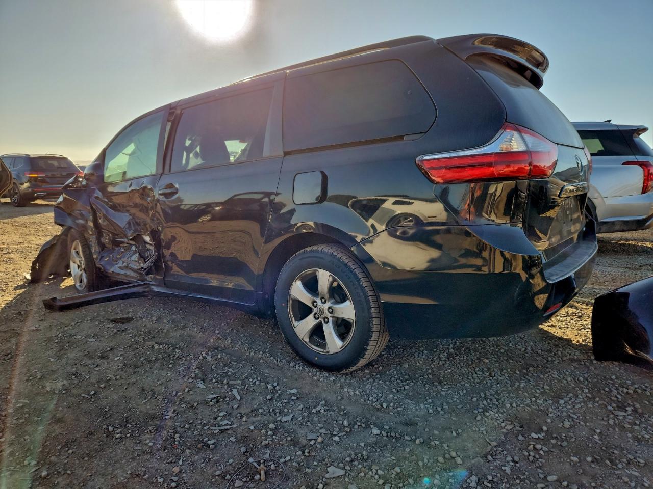 2017 TOYOTA SIENNA LE photo 2
