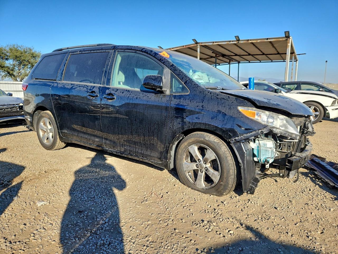 2017 TOYOTA SIENNA LE photo 4