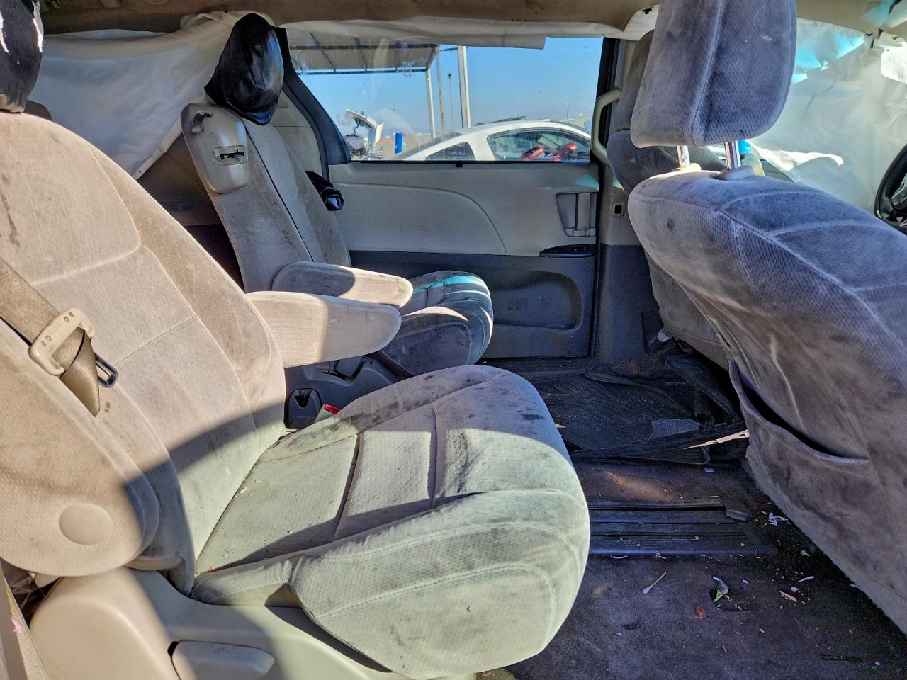 2017 TOYOTA SIENNA LE photo 11