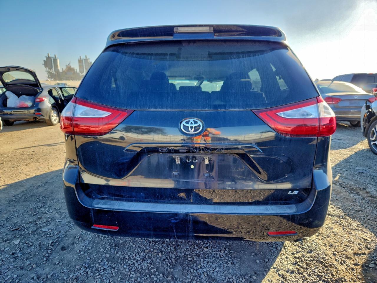 2017 TOYOTA SIENNA LE photo 6