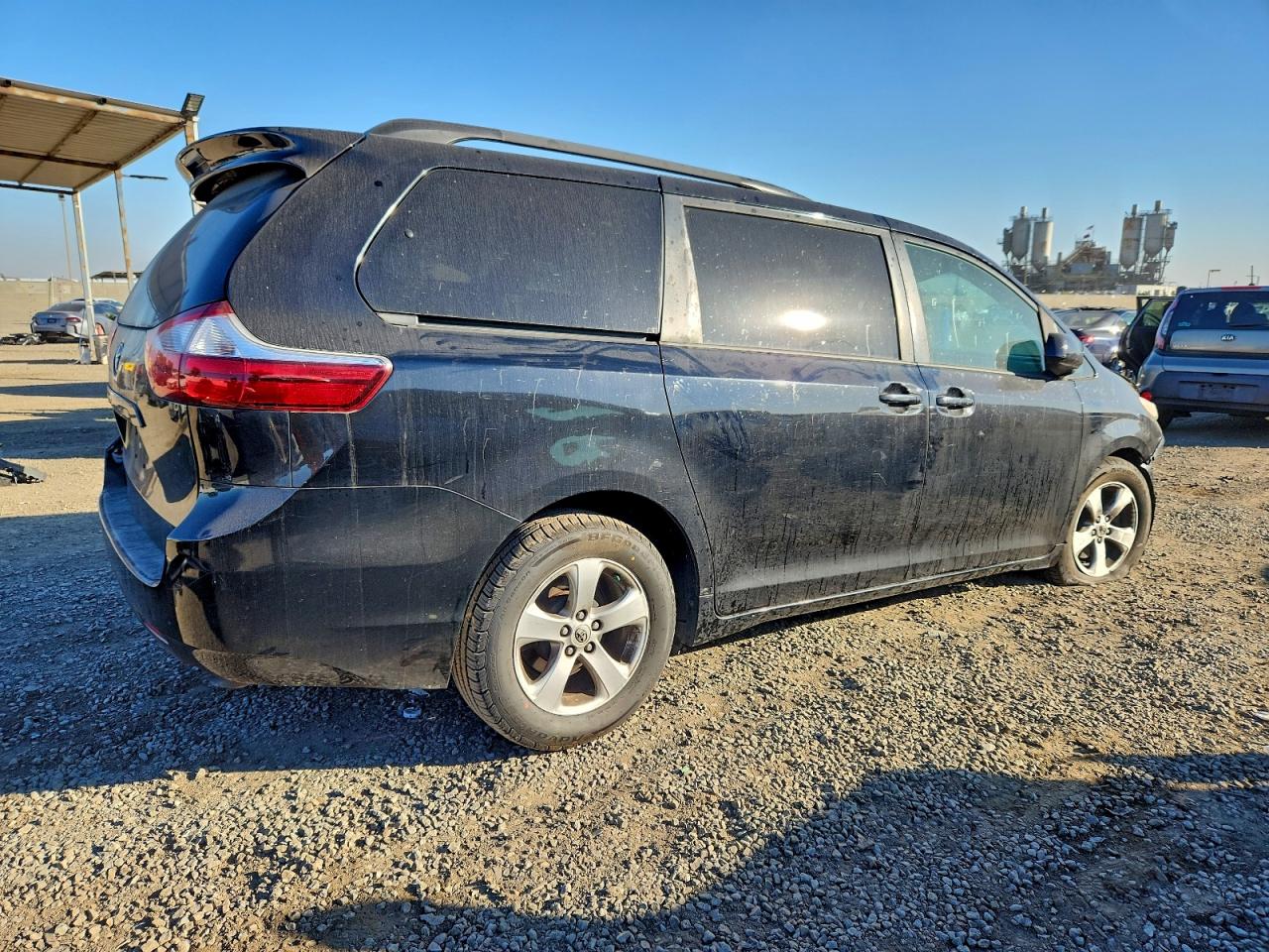 2017 TOYOTA SIENNA LE photo 3