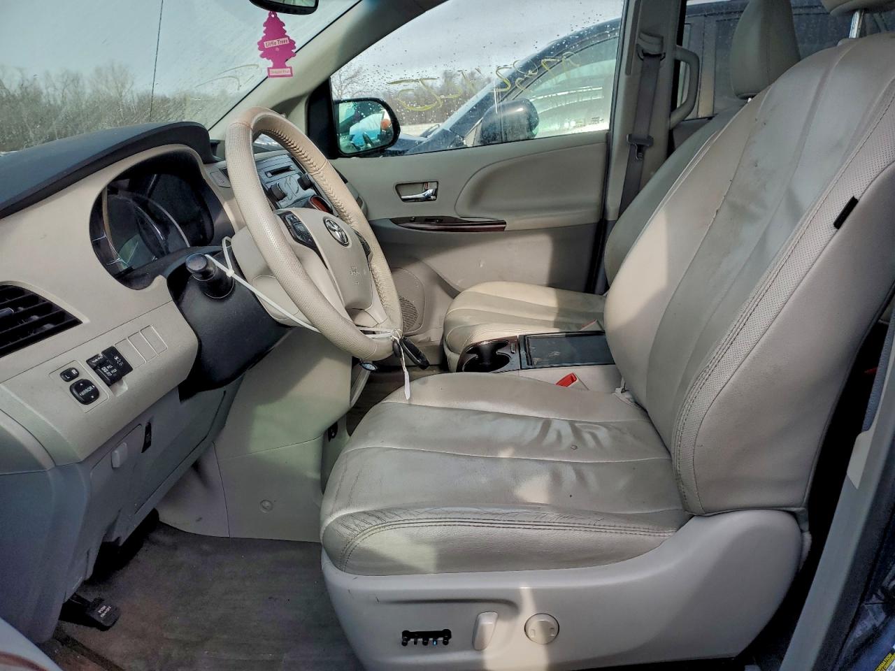 2013 TOYOTA SIENNA photo 7
