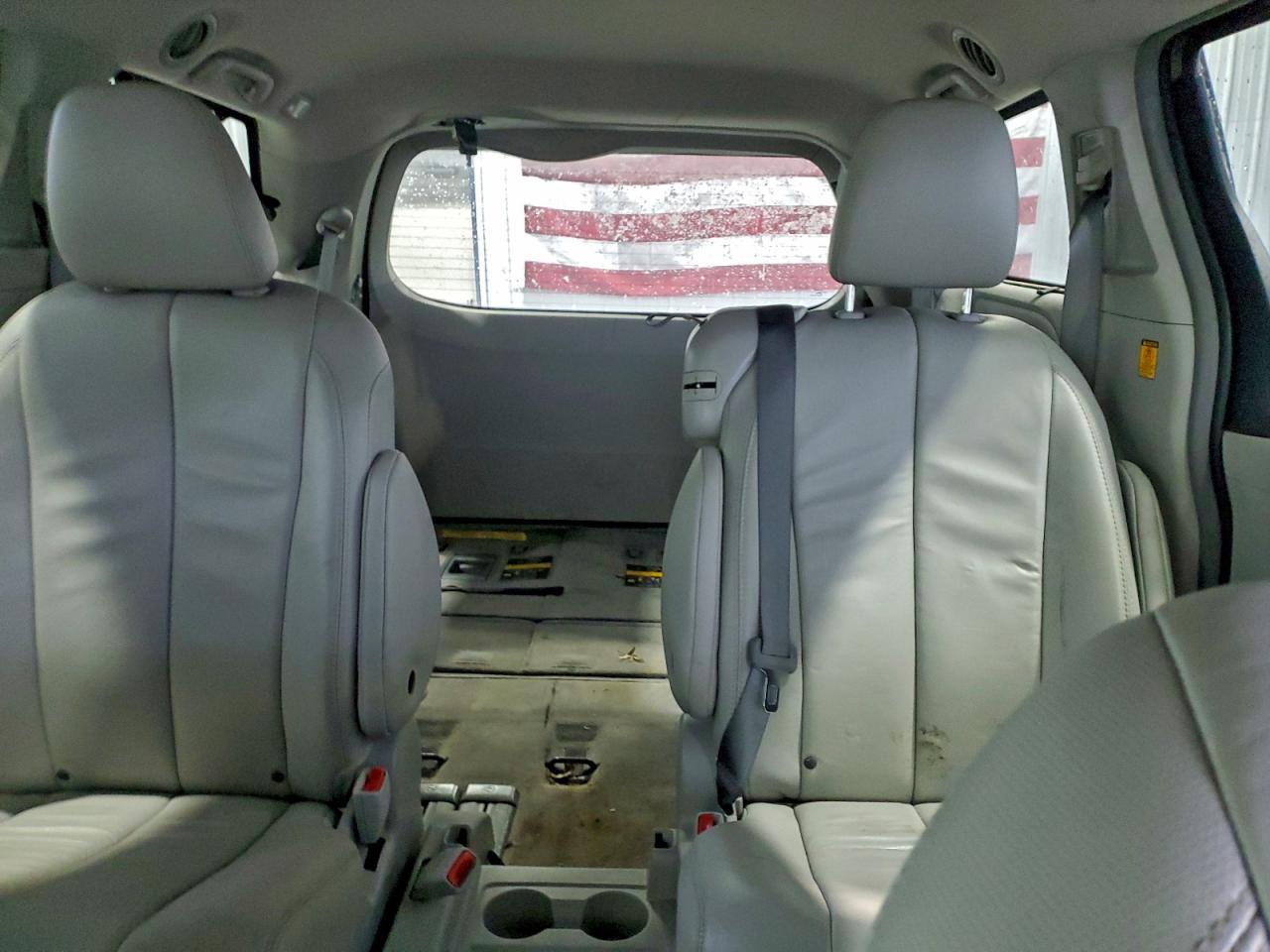 2013 TOYOTA SIENNA photo 10