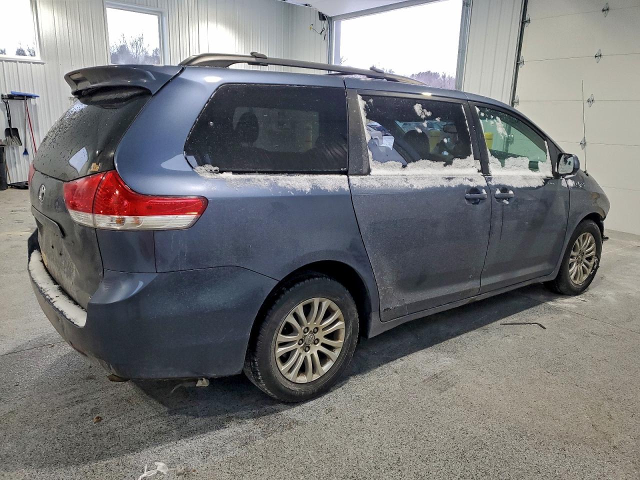 2013 TOYOTA SIENNA photo 3