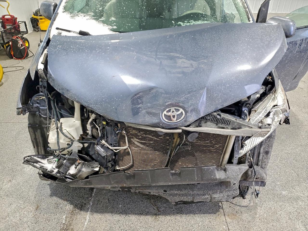 2013 TOYOTA SIENNA photo 12