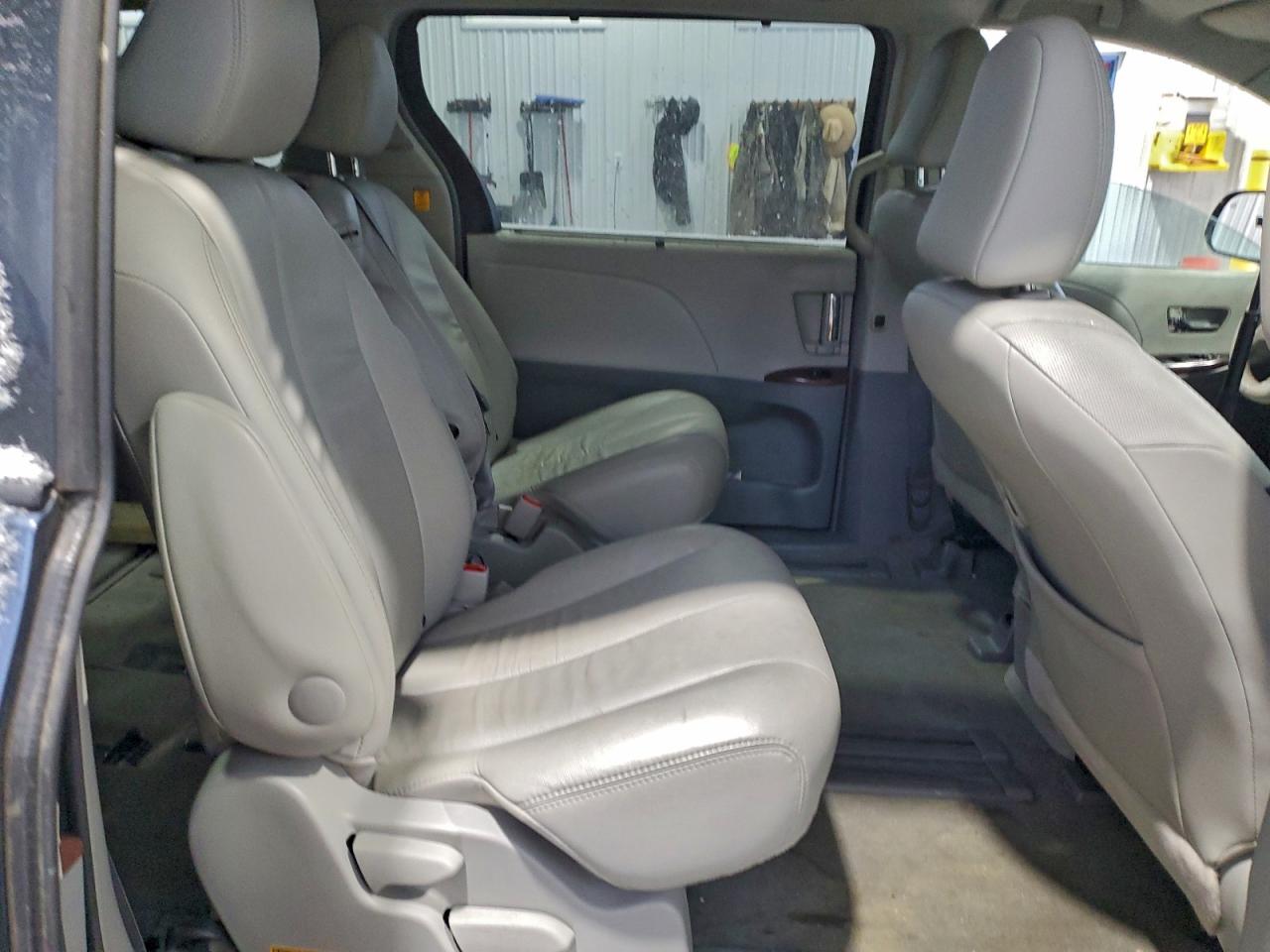 2013 TOYOTA SIENNA photo 11