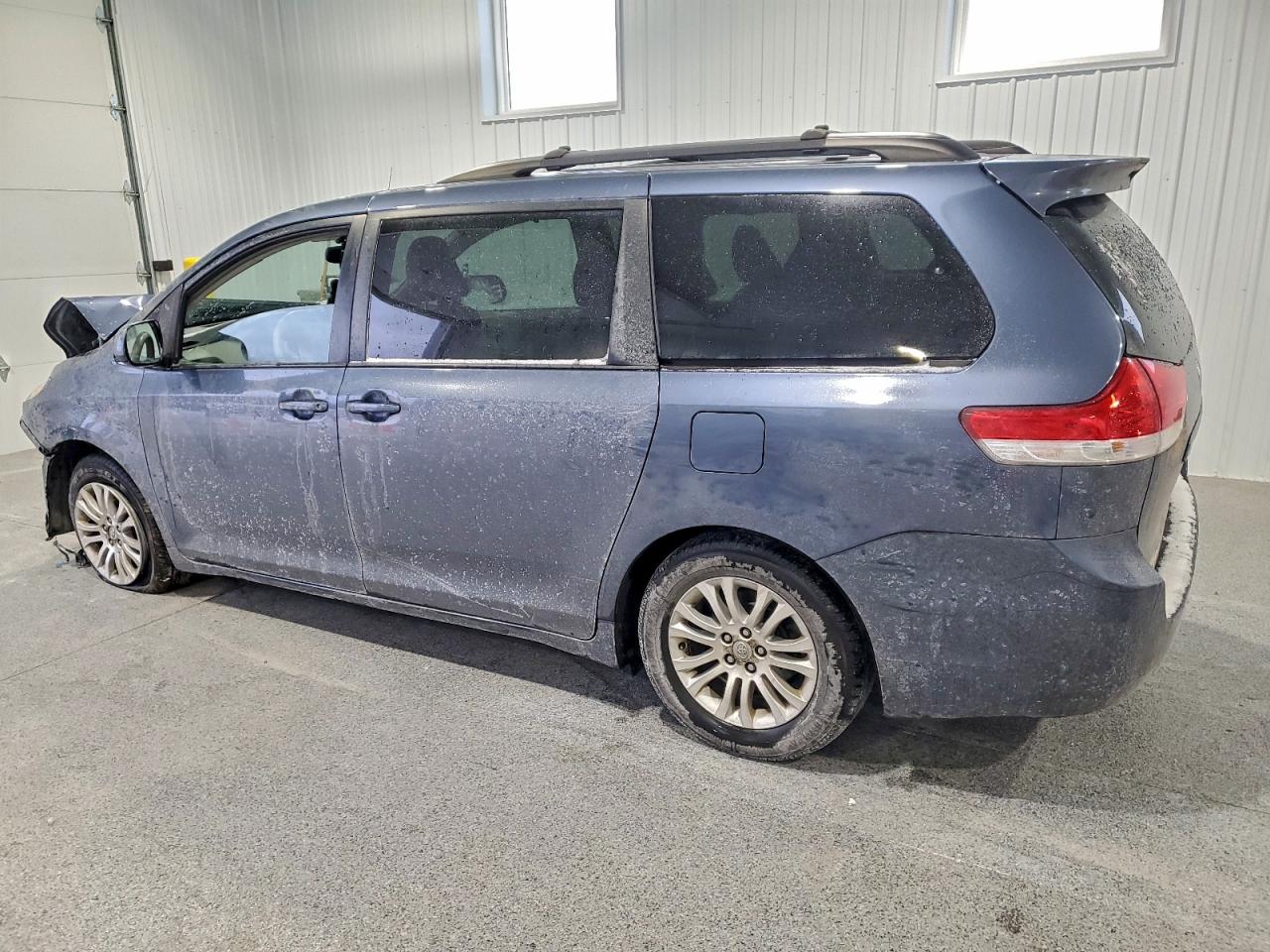 2013 TOYOTA SIENNA photo 2