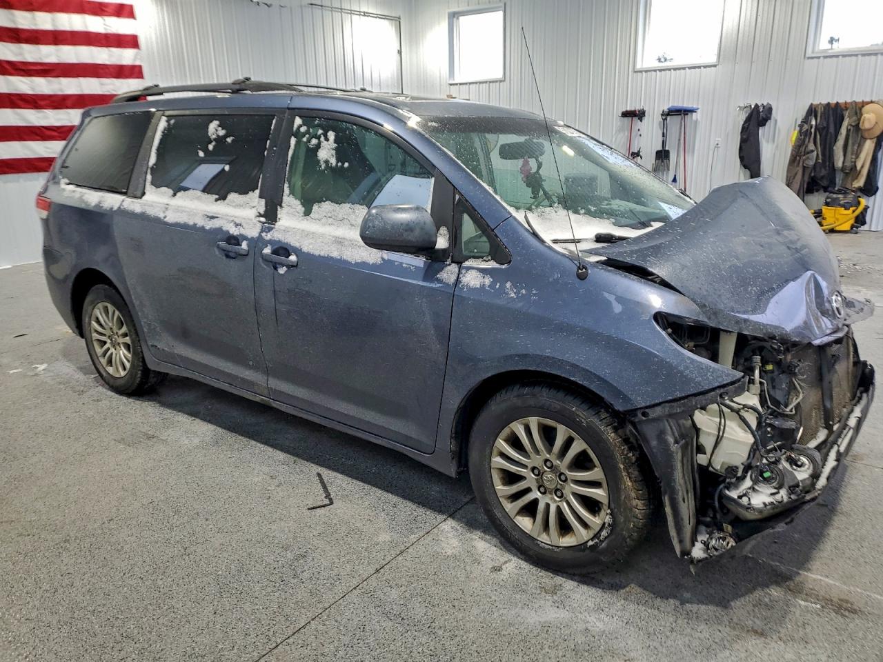 2013 TOYOTA SIENNA photo 4
