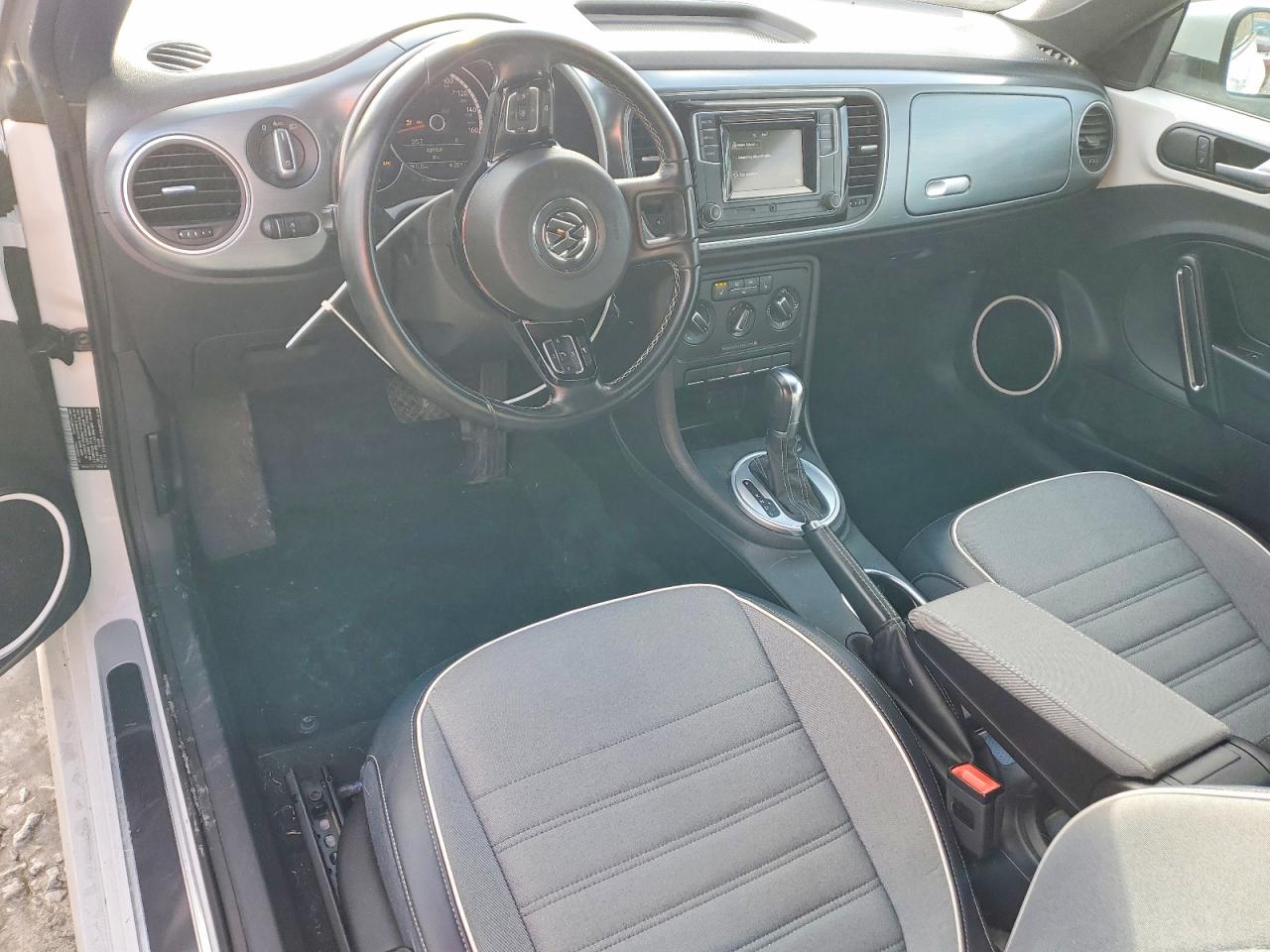2016 VOLKSWAGEN BEETLE S/SE photo 8