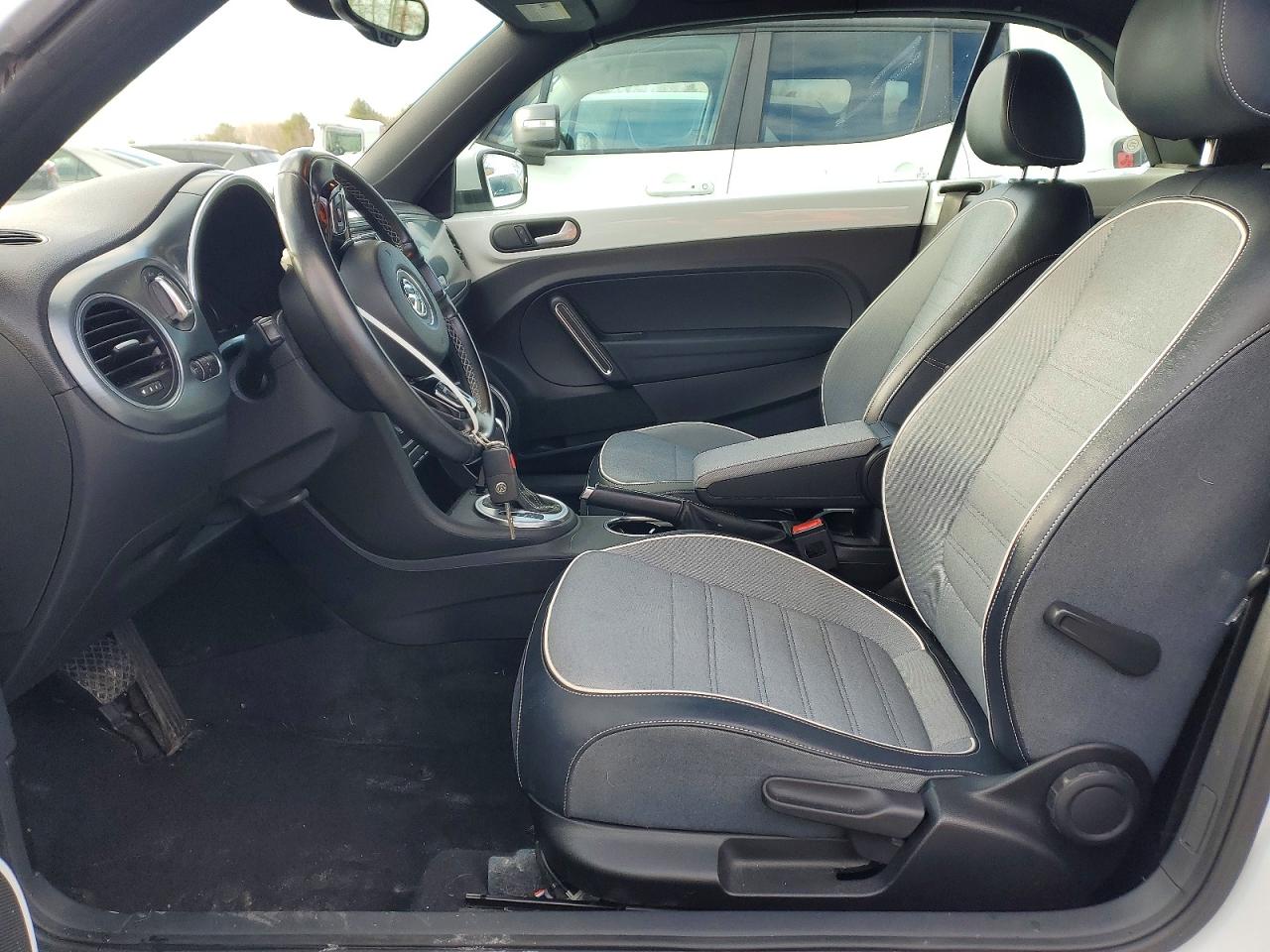 2016 VOLKSWAGEN BEETLE S/SE photo 7