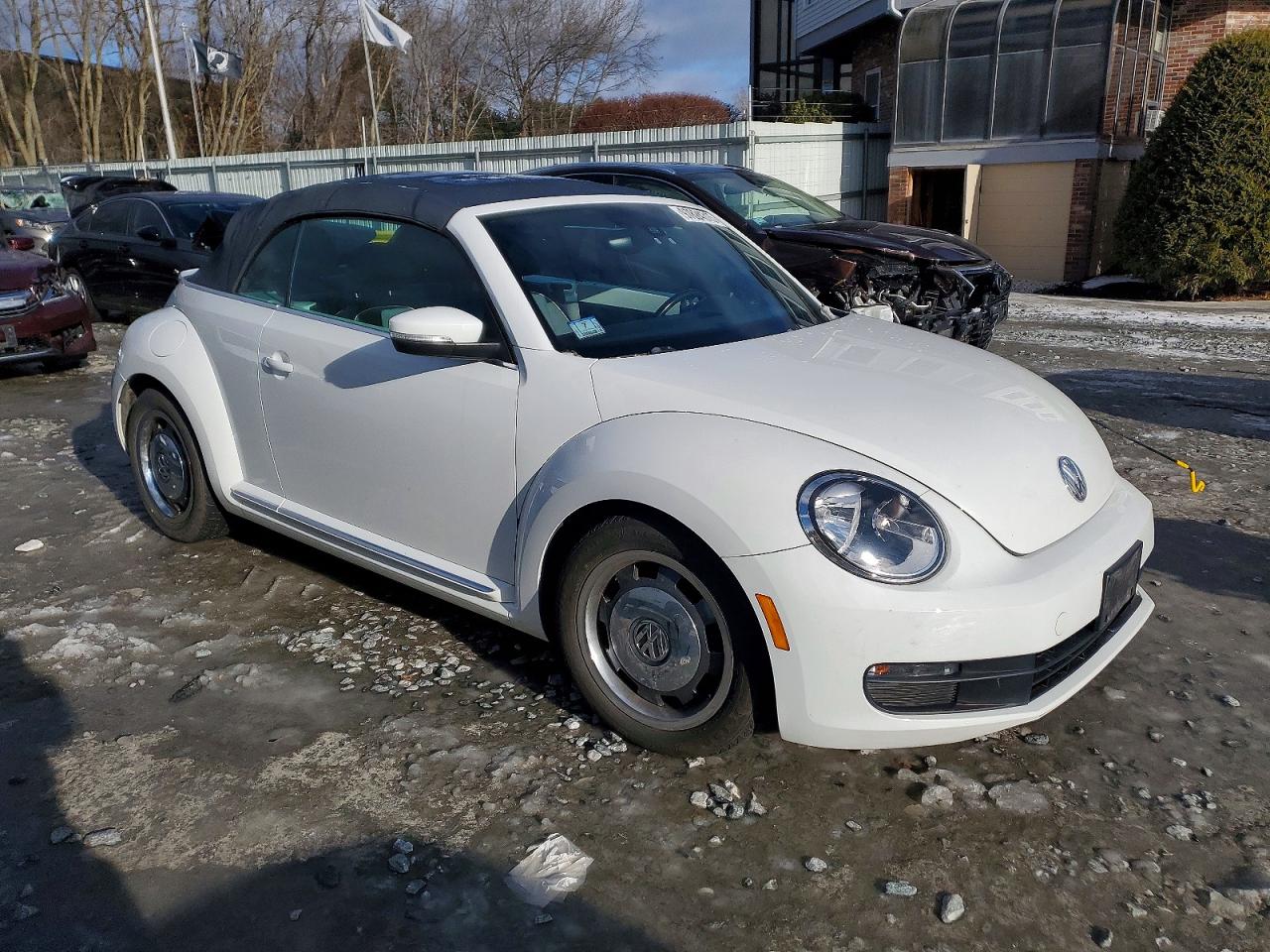 2016 VOLKSWAGEN BEETLE S/SE photo 4