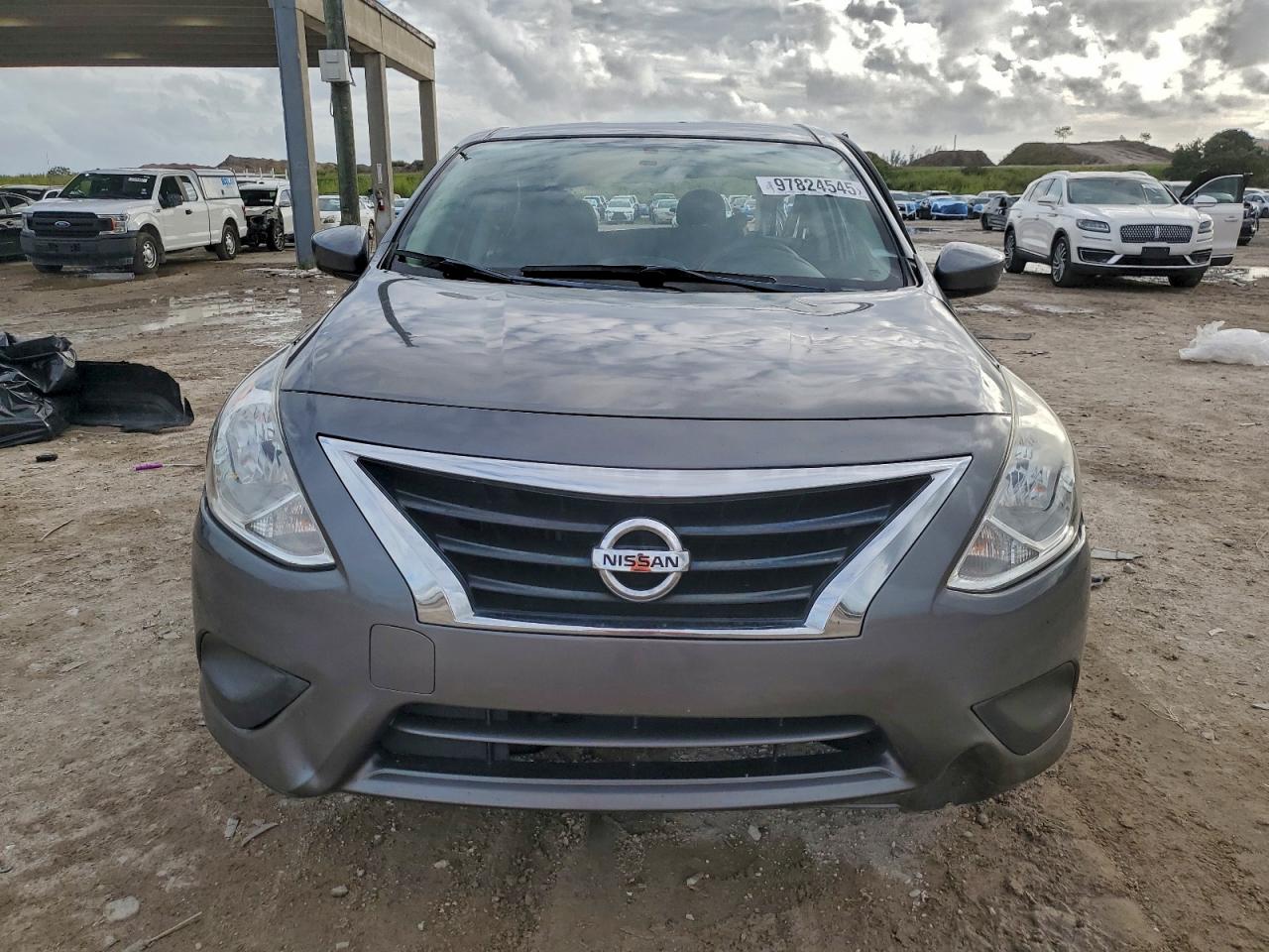 2019 NISSAN VERSA SV photo 13