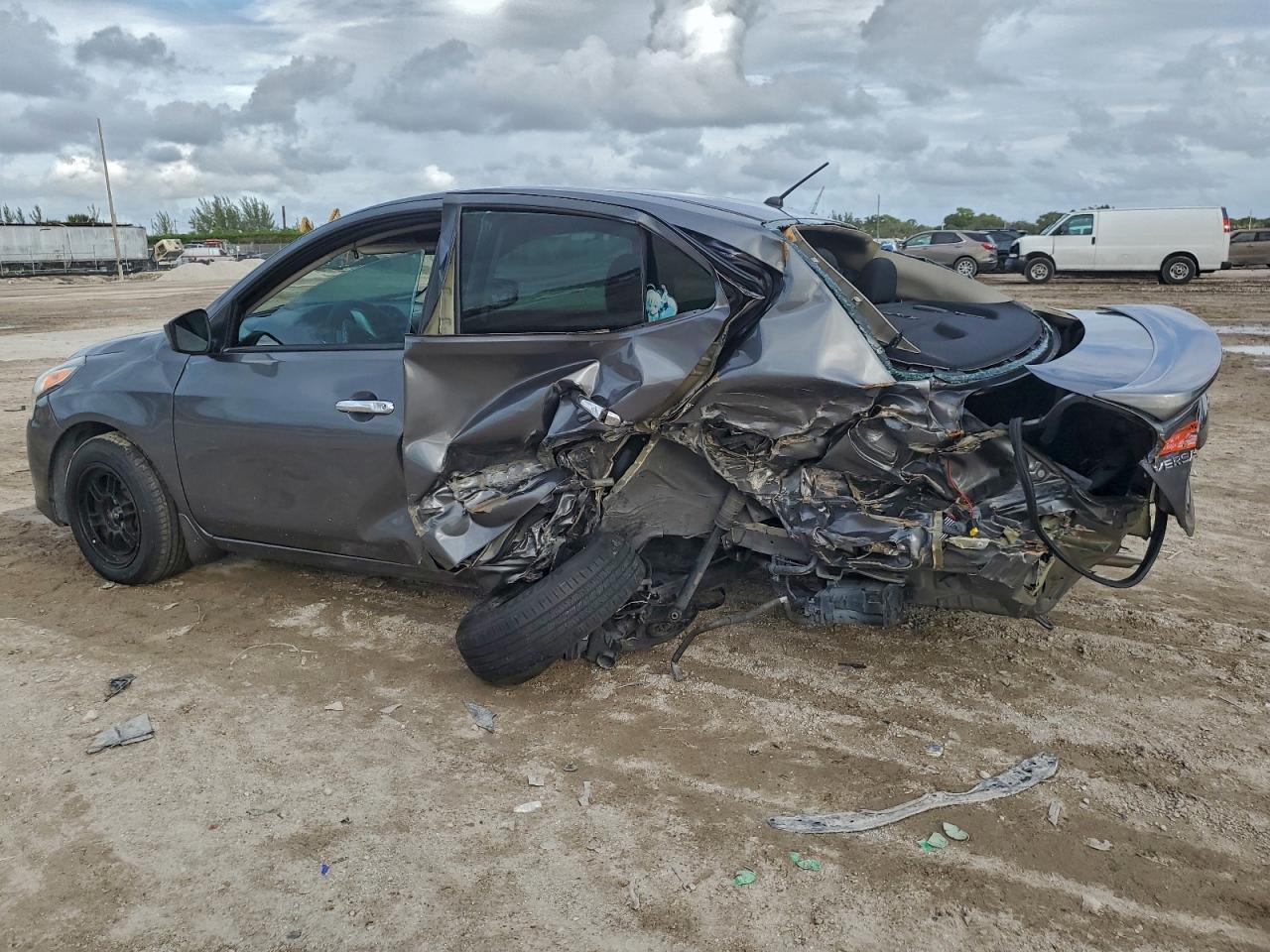 2019 NISSAN VERSA SV photo 4