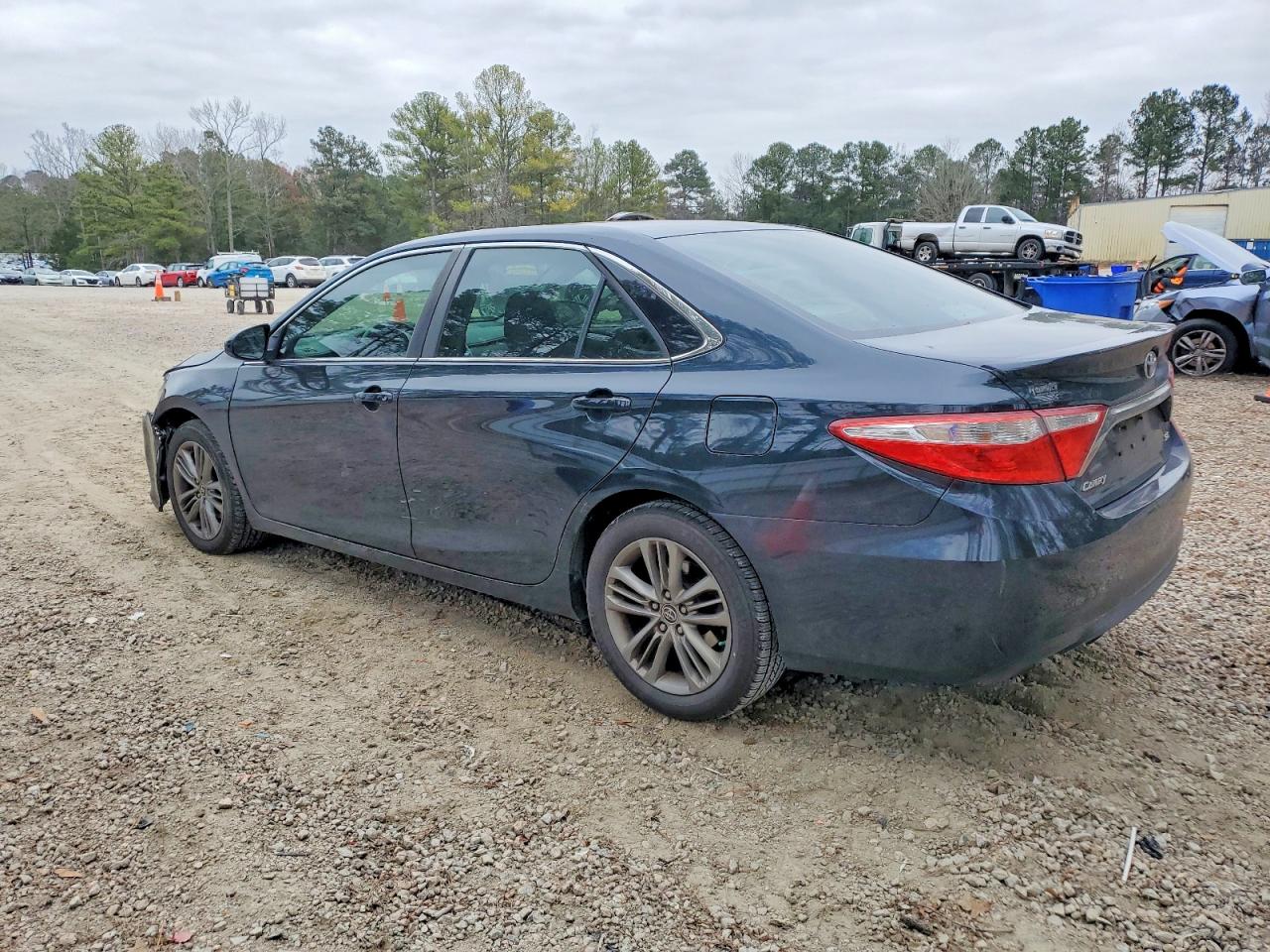 2015 TOYOTA CAMRY LE photo 2