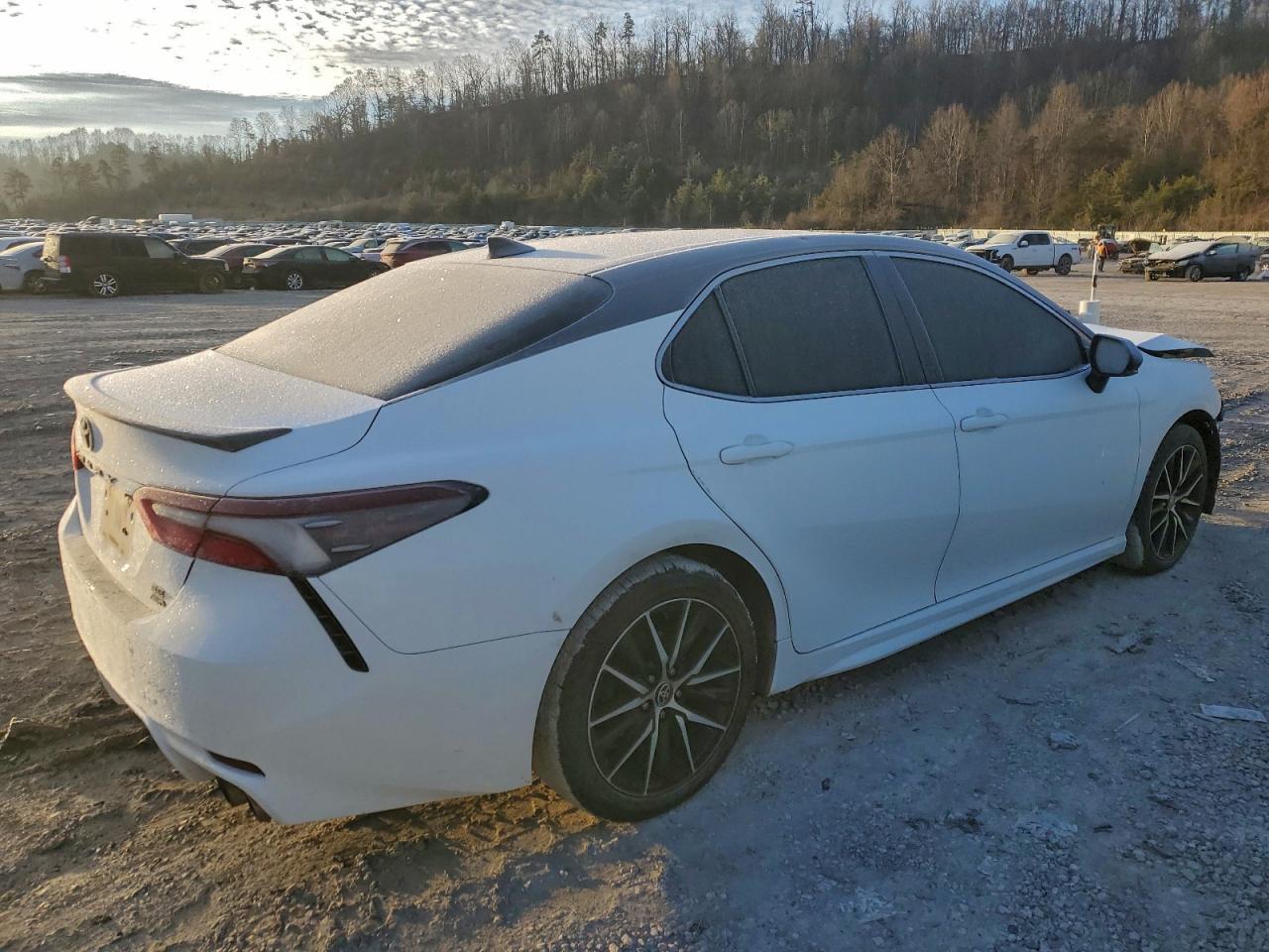 2021 TOYOTA CAMRY SE photo 3