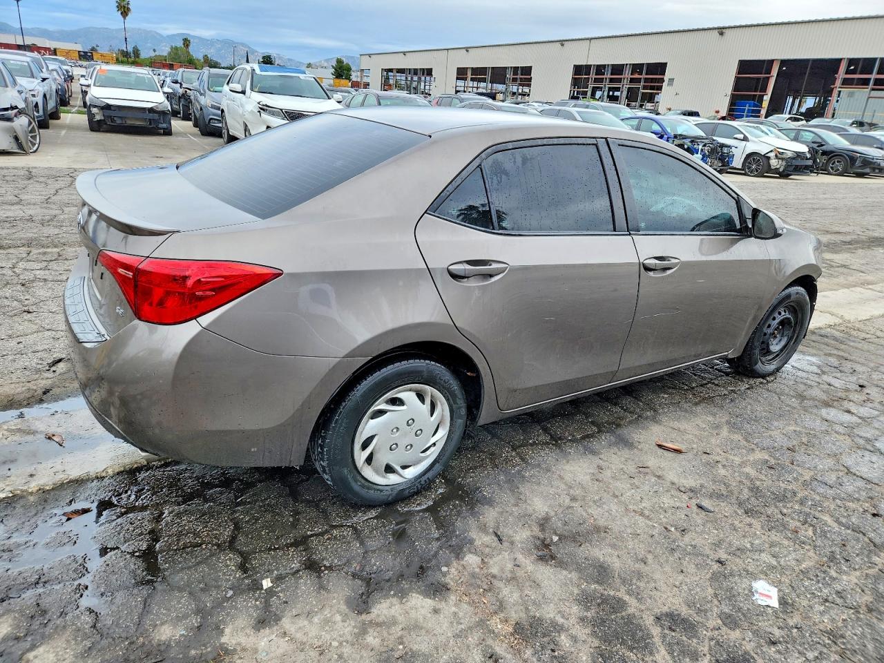 2018 TOYOTA COROLLA L photo 3