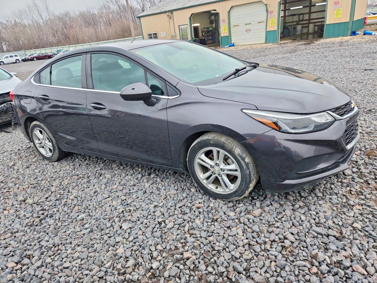 2017 CHEVROLET CRUZE LT photo 4