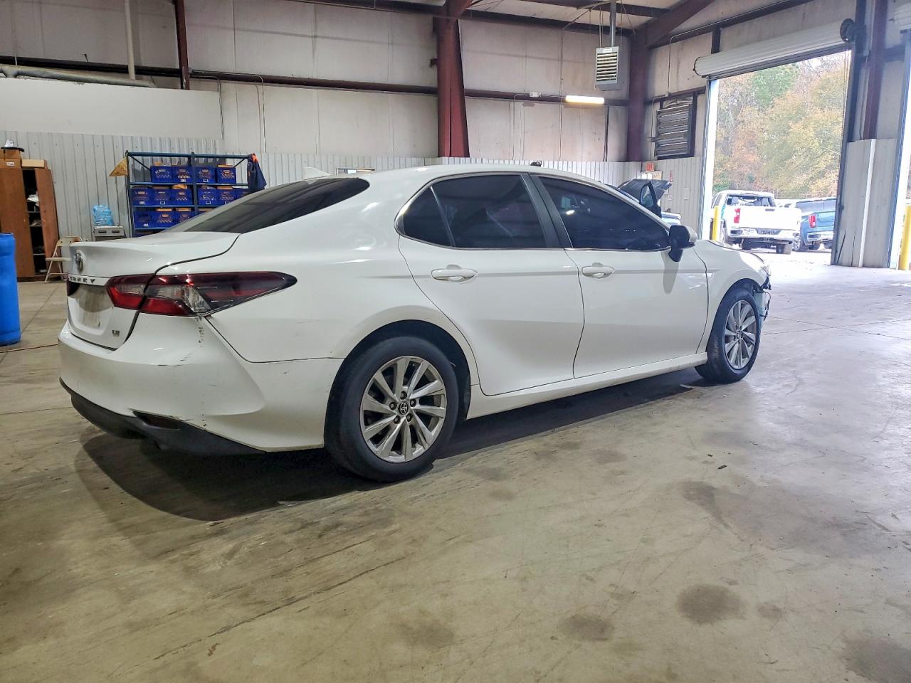 2022 TOYOTA CAMRY LE photo 3