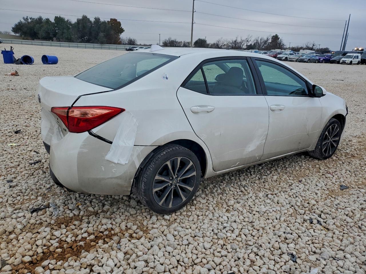 2017 TOYOTA COROLLA L photo 3
