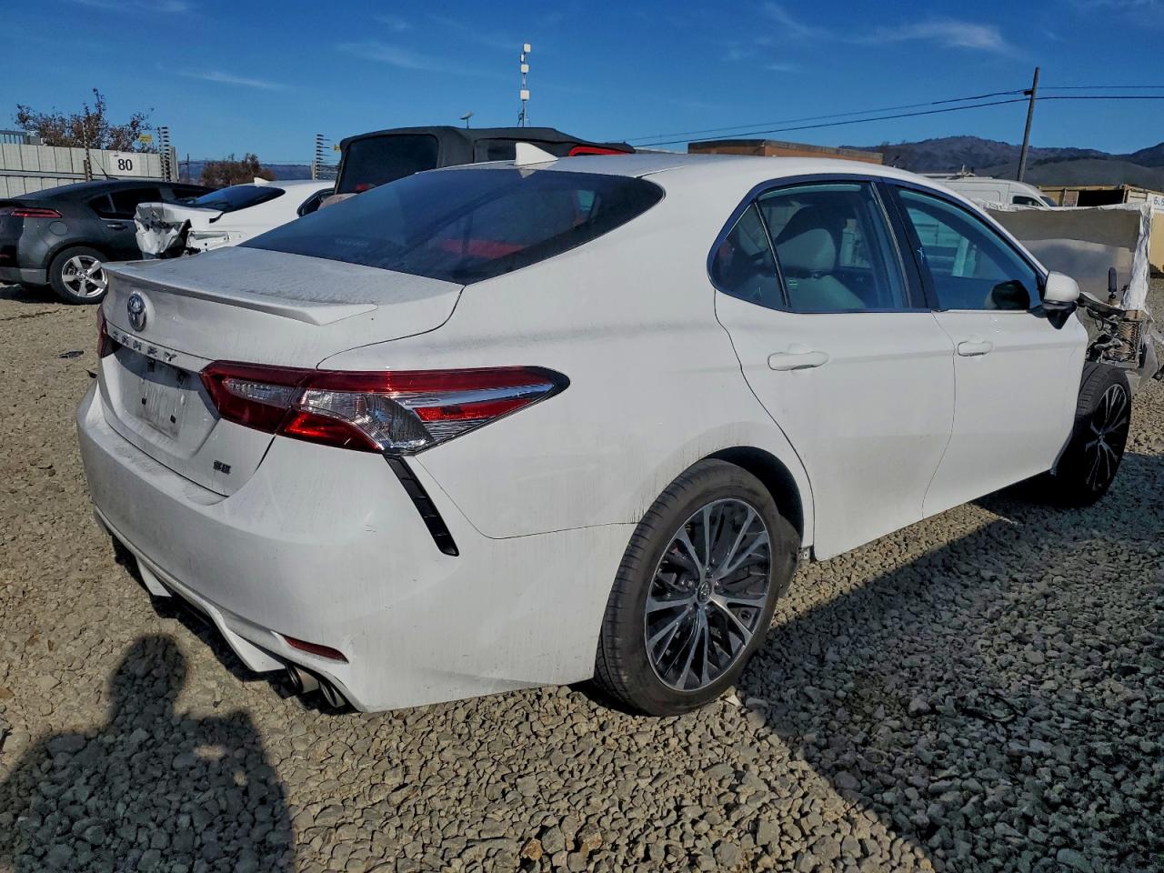 2020 TOYOTA CAMRY SE photo 3